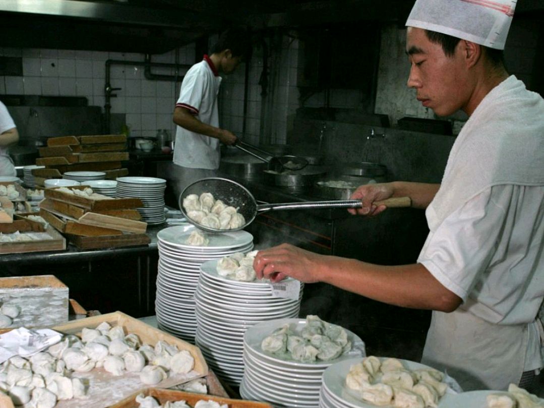 水饺怎么煮好吃又简单视频,过年饺子怎么煮上桌才好看