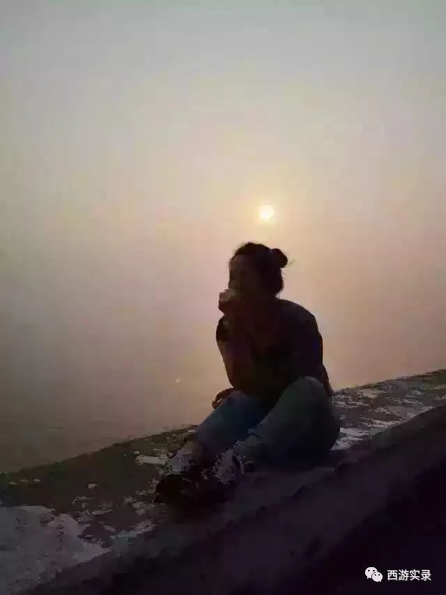 这女孩看到俄罗斯帅哥搭车，逼我停车，否则跳车