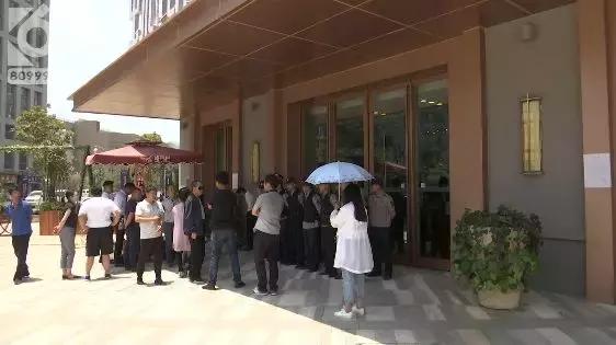 业主维权被开发商一把掀翻,开发商打伤无辜业主业主拨打110