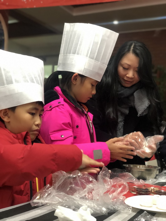 香江吐艳荆花瑞锦官情浓满园芳