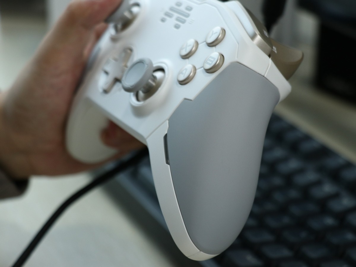 游戏手柄北通新一代宙斯,北通宙斯白金版游戏手柄开箱