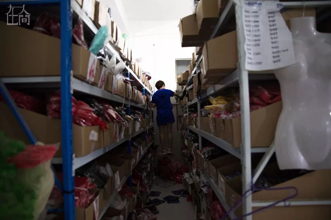 在人间丨情趣内衣小镇的乡村女工，每天往返于工厂与田地之间