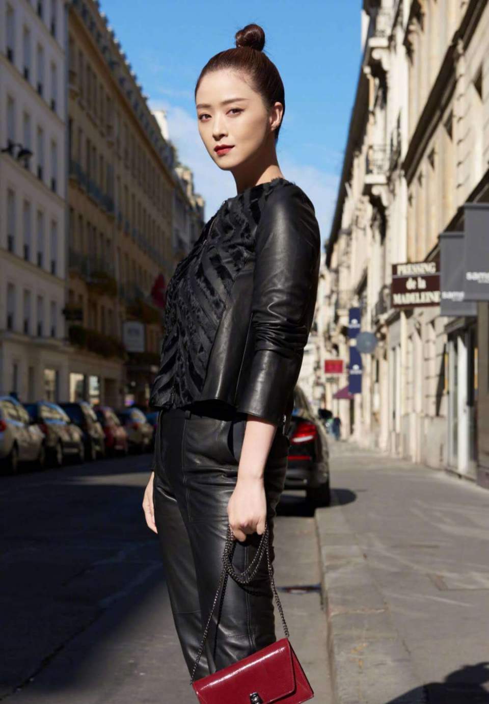 张歆艺分享孩子日常,张歆艺微博晒萌照秒变格格