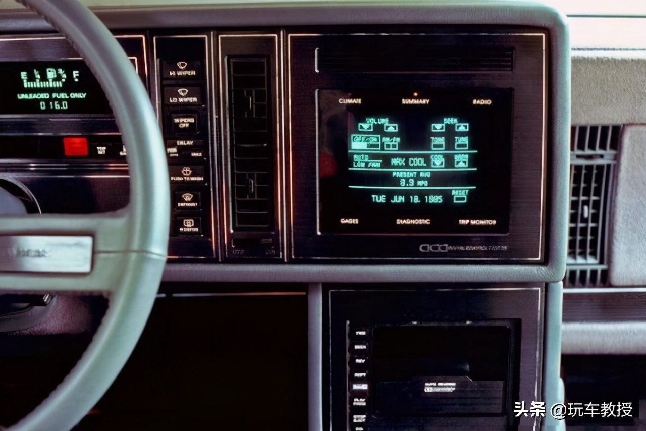 这里摸摸那里按按，开个车能不能简单点？