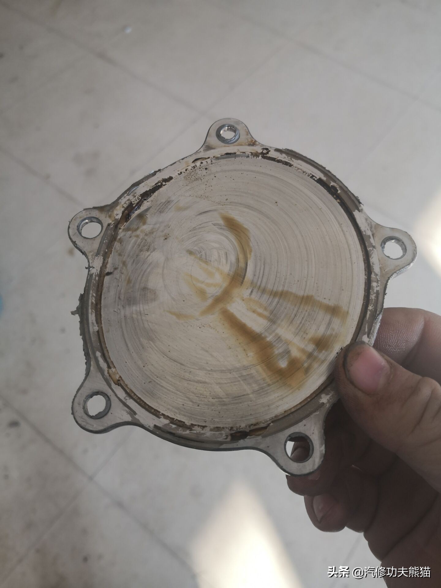 16款奥迪a6l2.5自吸发动机漏油,奥迪a6l2.4免拆烧机油处理靠谱吗