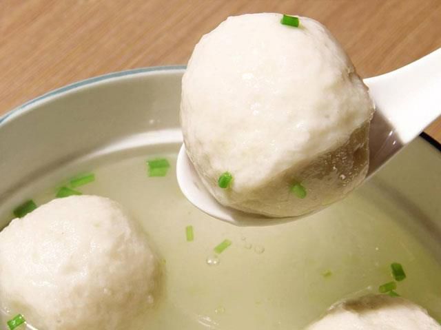 鱼丸小吃一般用什么鱼肉,鱼丸里面真的是有香精吗