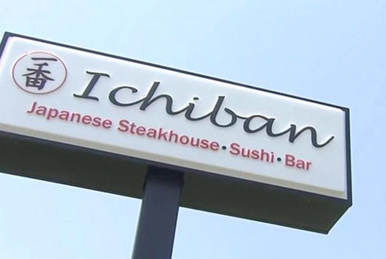 美国日餐厅女店员用香蕉在店内拍性感视频，引来卫生官员突击巡检