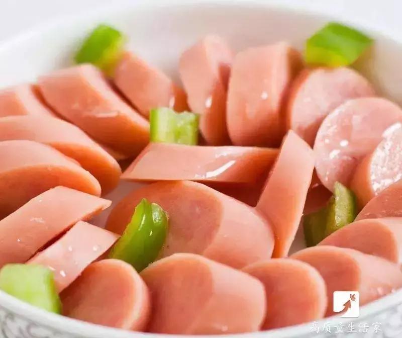 原来火腿肠的金属环下有个“小机关”，轻轻一拉，3秒剥一根！