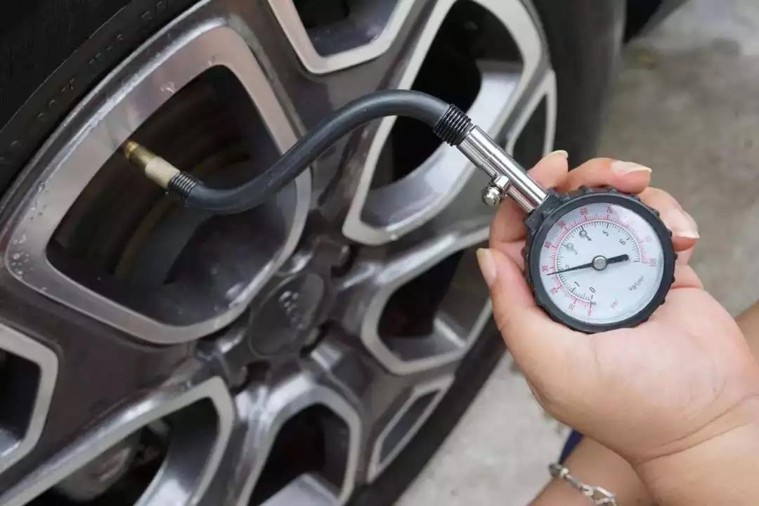 吉利汽车轮胎胎压多大爆炸,轿车胎压打到多少bar
