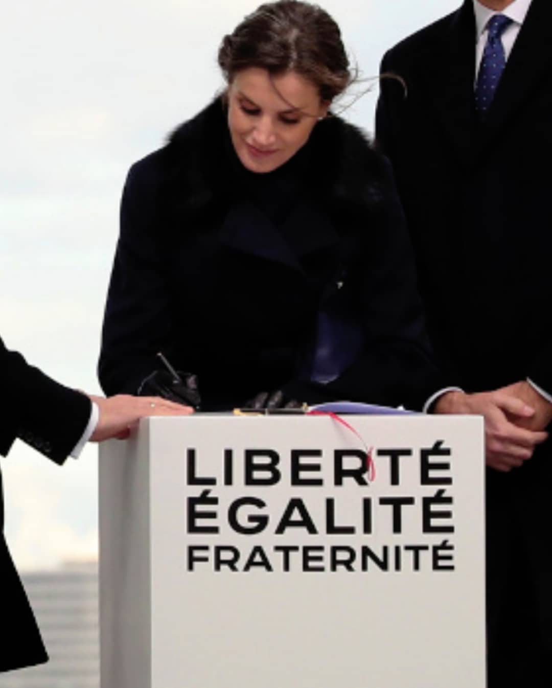 王室女性成员签名照：女王贵气，莱后最霸气，最优雅当属戴妃