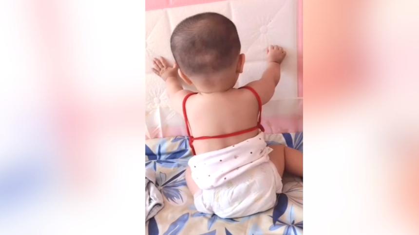 打疫苗的小孩连打十针痛哭,孩子打疫苗一直哭闹家长怒推