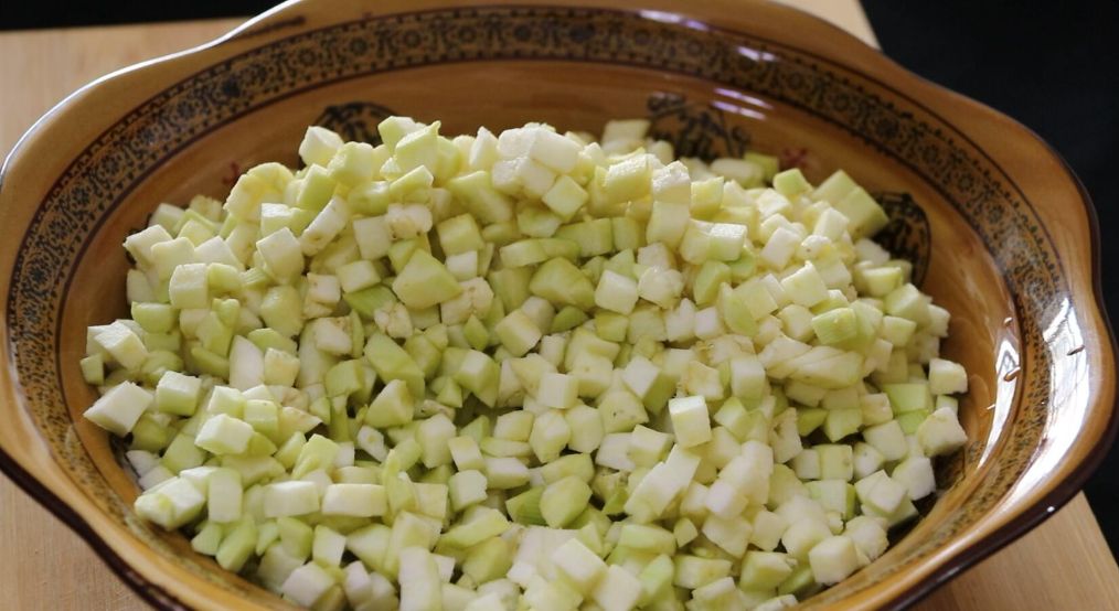 家庭版茄子馅饺子家常做法 (如何在家制作茄子馅饺子)