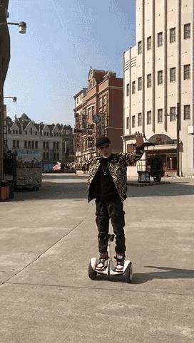 老头滑滑板视频,白胡子老头玩滑板