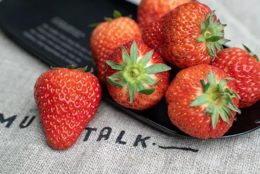 一下子吃了30颗草莓,吃了半斤草莓