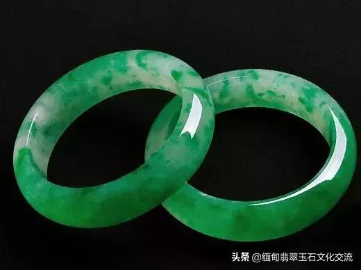 怎么辨别翡翠手镯好坏图解,翡翠手镯好坏最简单方法