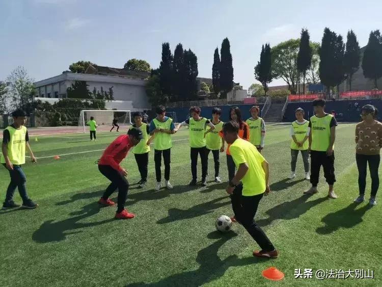 长着外国脸的中国小孩,长着中国脸的外国足球运动员