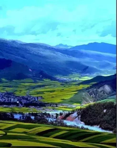 带您探索神秘大西北，一湖倒影一湖诗，半湖金色半湖