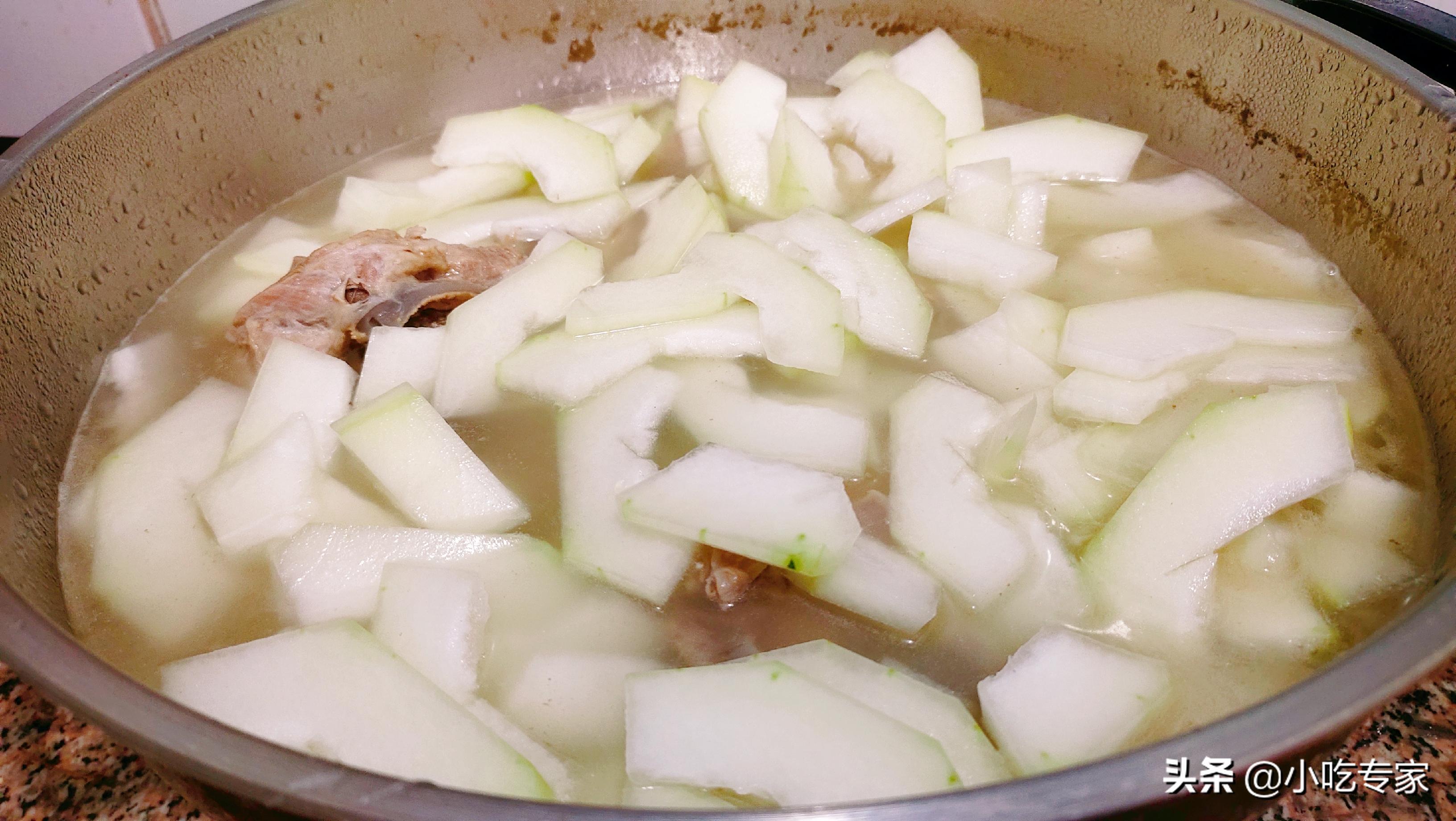 炖大骨汤先加盐还是后加盐,大骨汤加什么去腥味