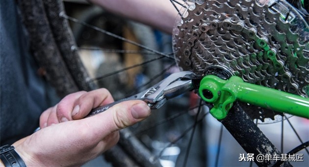 你是直男，万一弯了，那就真的弯了……但是尾钩不同，还可以掰直