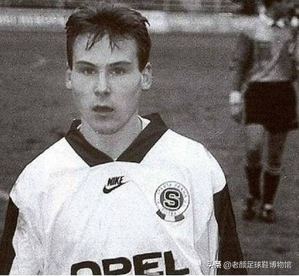 捷克铁人前锋出道，踢中场成名，欧锦赛上跑不死的边翼卫加盟蓝鹰