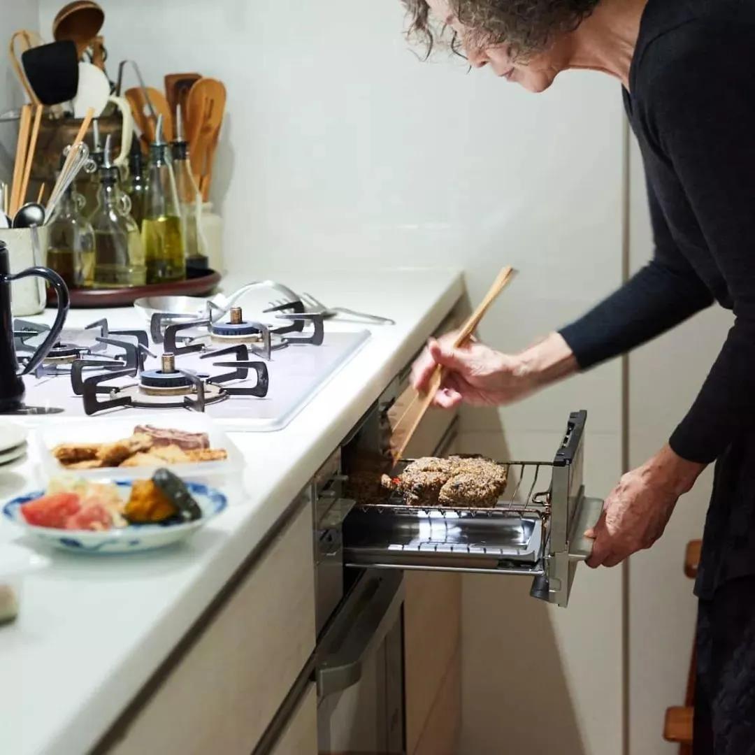 75岁日本家庭主妇日常,日本中年家庭主妇一天的真实生活