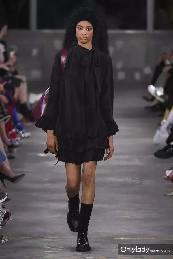 张艺兴valentino东京神图,张艺兴valentino秀场表演