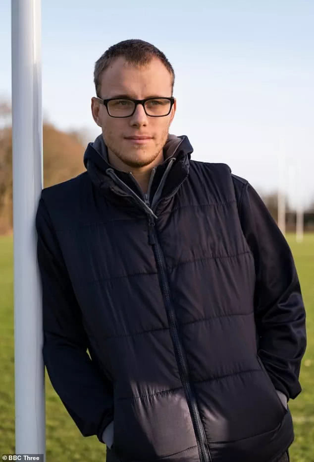 22岁女孩遭教练虐待,足球教练虐待儿童