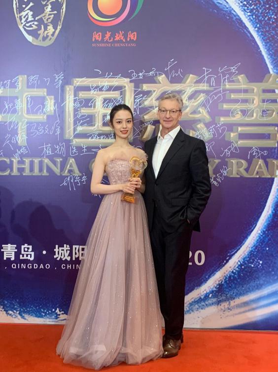 吉娜化浓妆出镜，产后4月无脱发困扰，被指双颊凹陷胶原蛋白流失