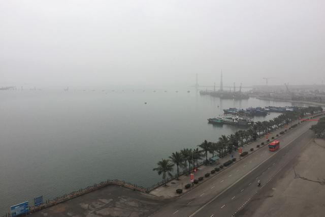 这里虽然风景如画人们生活的却很凄惨没日没夜的追着大船讨生活