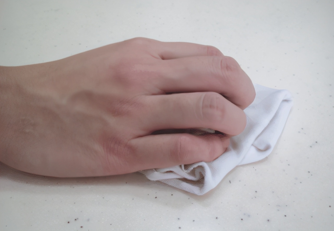 家里的杯子太脏怎样清理,生活用品清洗小技巧