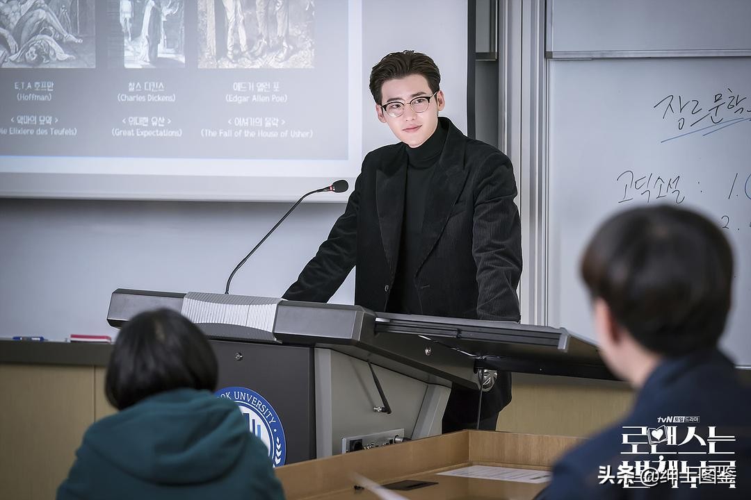 韩剧李钟硕穿搭高领,李钟硕黑色高领毛衣