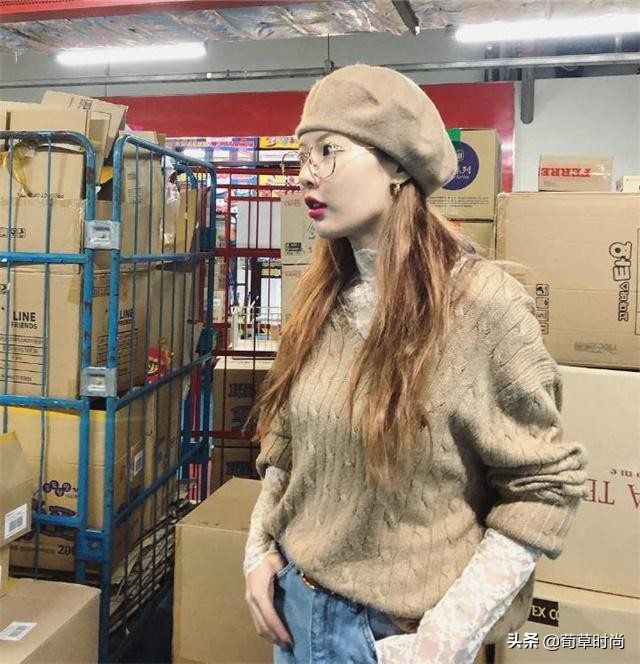 金泫雅和男友的*服私**终于正常一回!毛衣和蕾丝的碰撞,美出艺术感