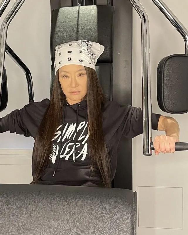 72岁王薇薇锻炼照片,王薇薇颜值变化