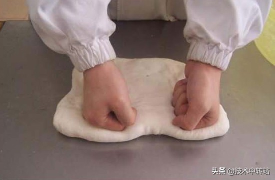 快速做油条的做法和配方的全过程,做早餐油条做法和配方的全过程