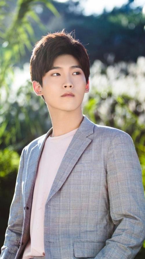 演员邢昭林搂抱女大学生被拍，女方提前开好房，穿着浴袍出来迎接