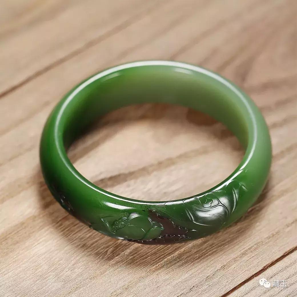 金手镯跟和田玉手镯可以一起戴吗,和田玉晴水手镯和冰晴手镯哪个好