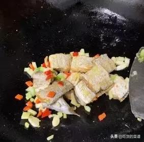 煎带鱼不粘锅不破皮的技巧,煎带鱼不粘锅不破皮的正确做法