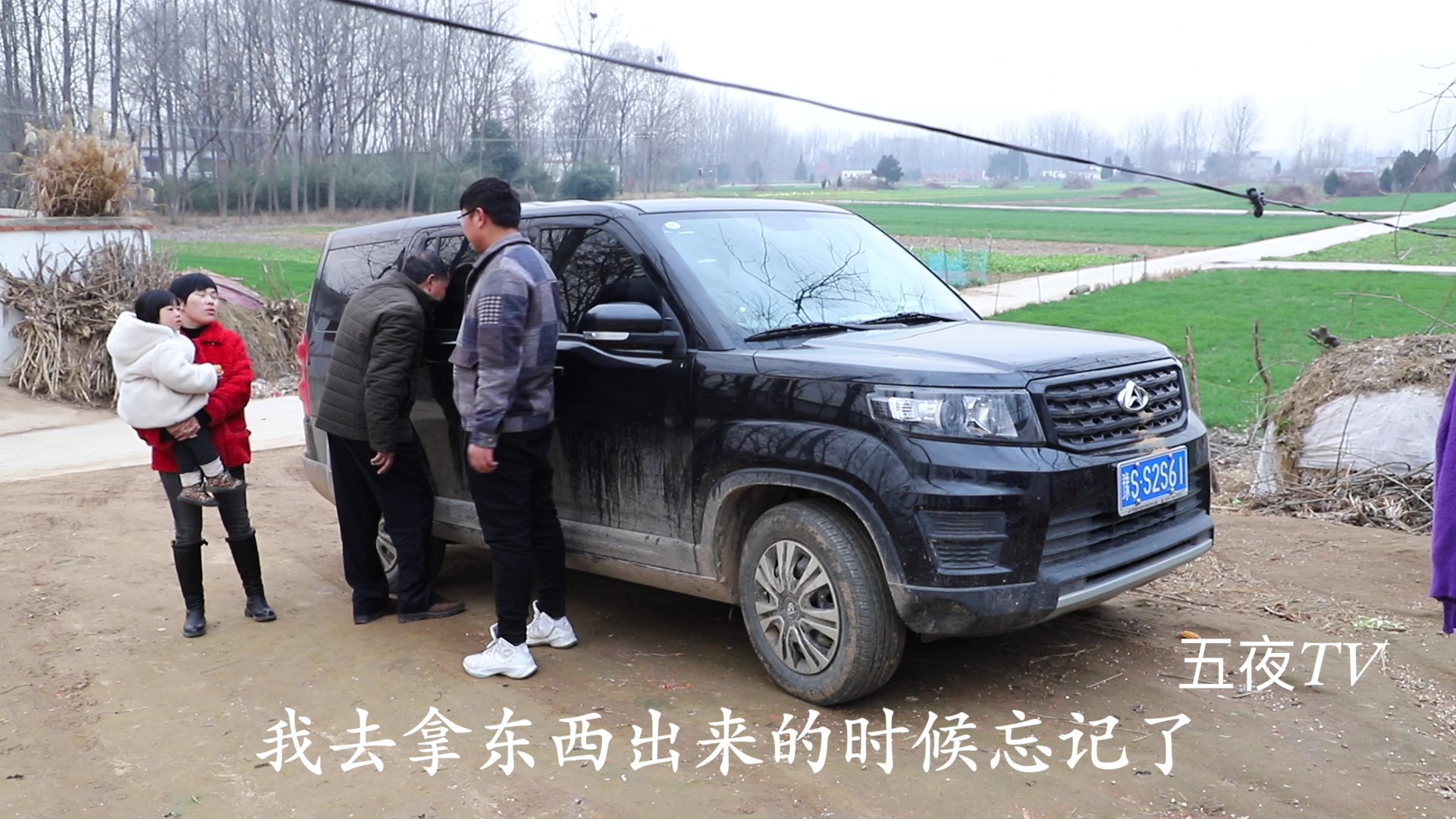 梅子把车钥匙锁车里，强子急的要命不知怎么办，谁有好方法开车锁