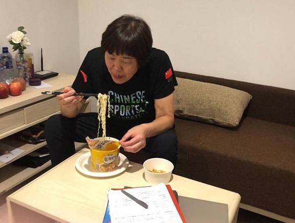 郎平里约吃泡面,女排主教练郎平吃泡面