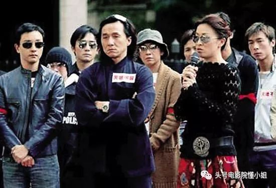 刘嘉玲54岁：经历富商绯闻和裸照风波，不生娃，靠8个字撑到今天