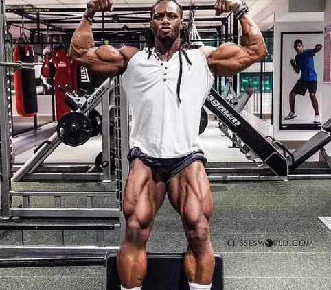 大屌哥的儿子小小年纪就已经练成了肌肉男,真是虎父无犬子