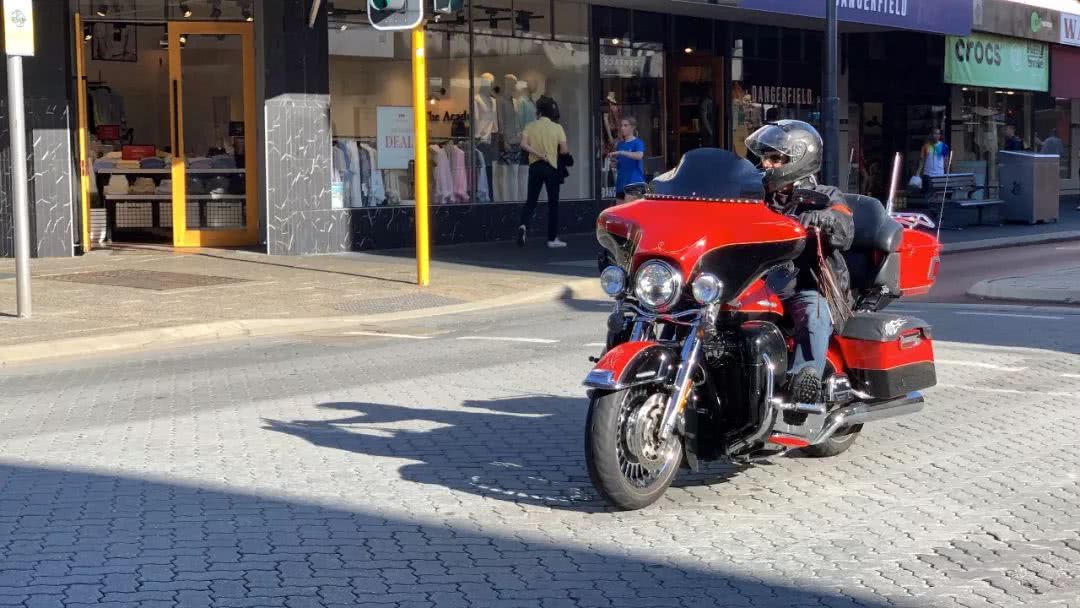 这地方是男人天堂,我们的大宝马也怕了