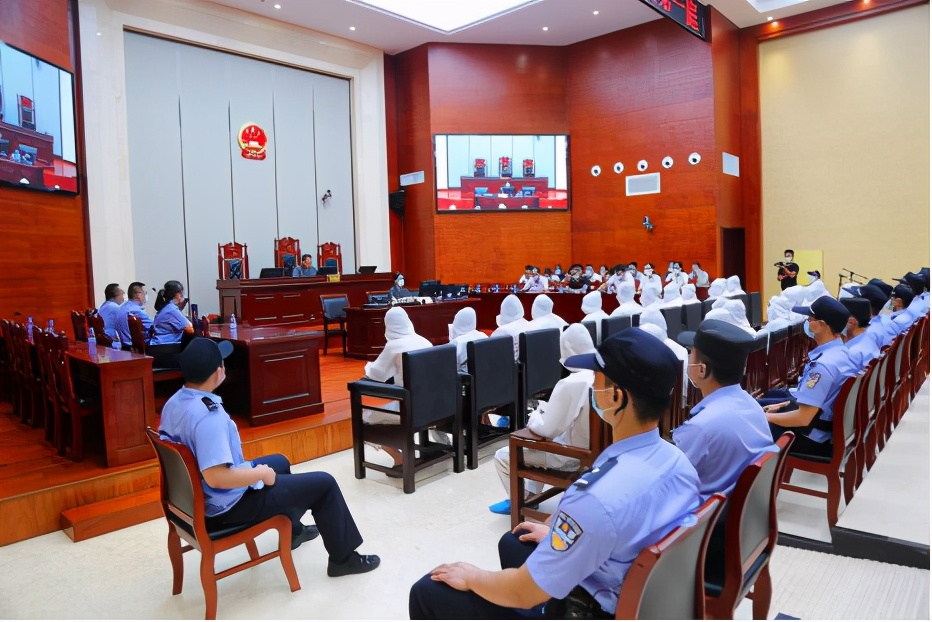 街头火拼持枪真实视频,当街持枪火拼撞死无辜路人