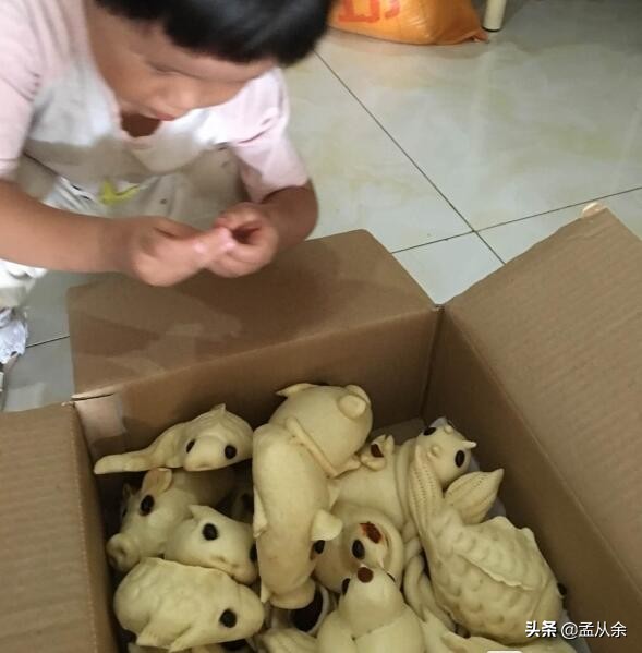 每年六月份姥姥都会给我家女儿送羊，面粉做出来的，好看又劲道