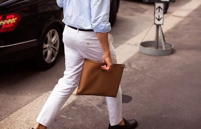 中国男人挎包,男人夹包过时了吗