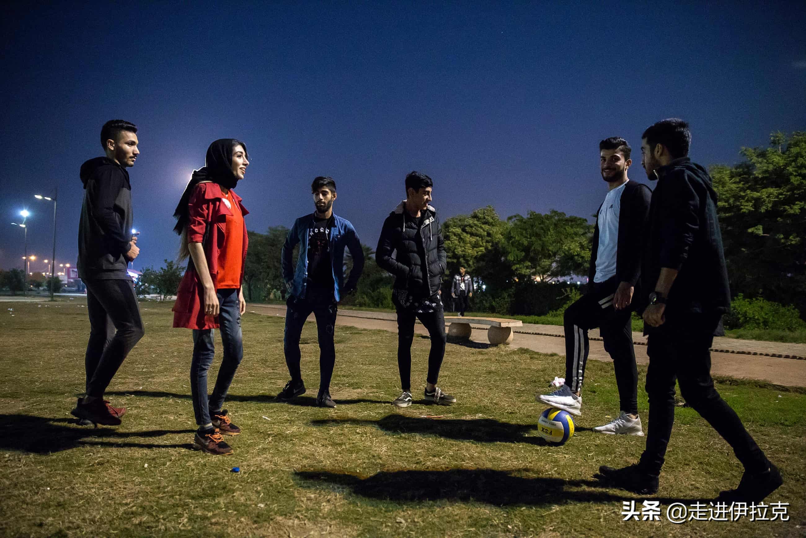 伊朗女扮男装,伊朗女性足球场观赛