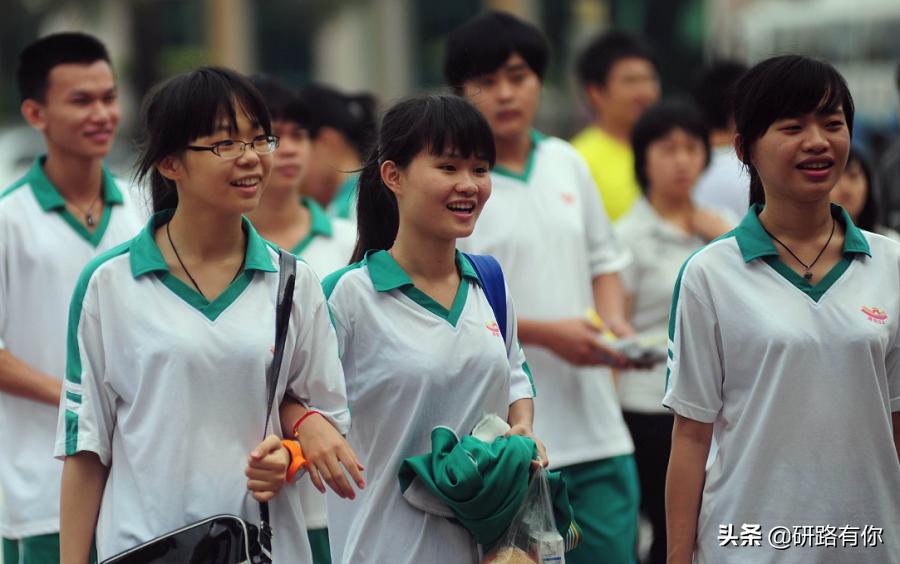 高考分数只超二本线4分，是尽量走一个本科好，还是复读一年好？