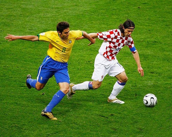 用一个成语来形容足球比赛的精彩,用一个成语来描述足球的各个位置