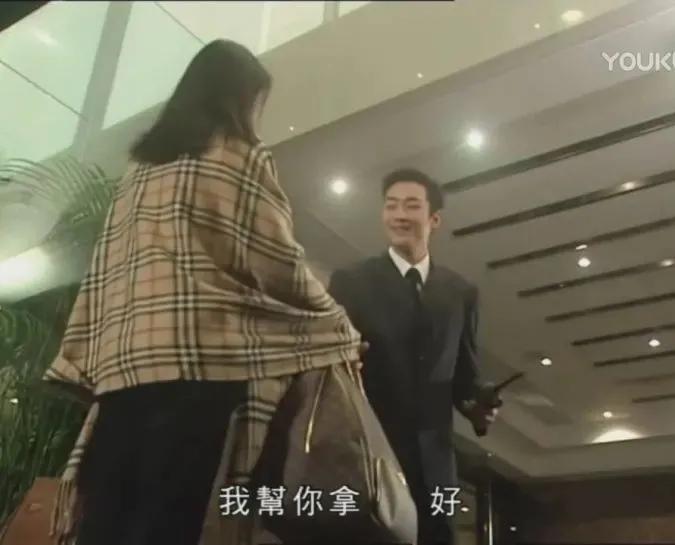 还记得2000年拿下黄子华的中环女律师MissMo穿过什么吗？