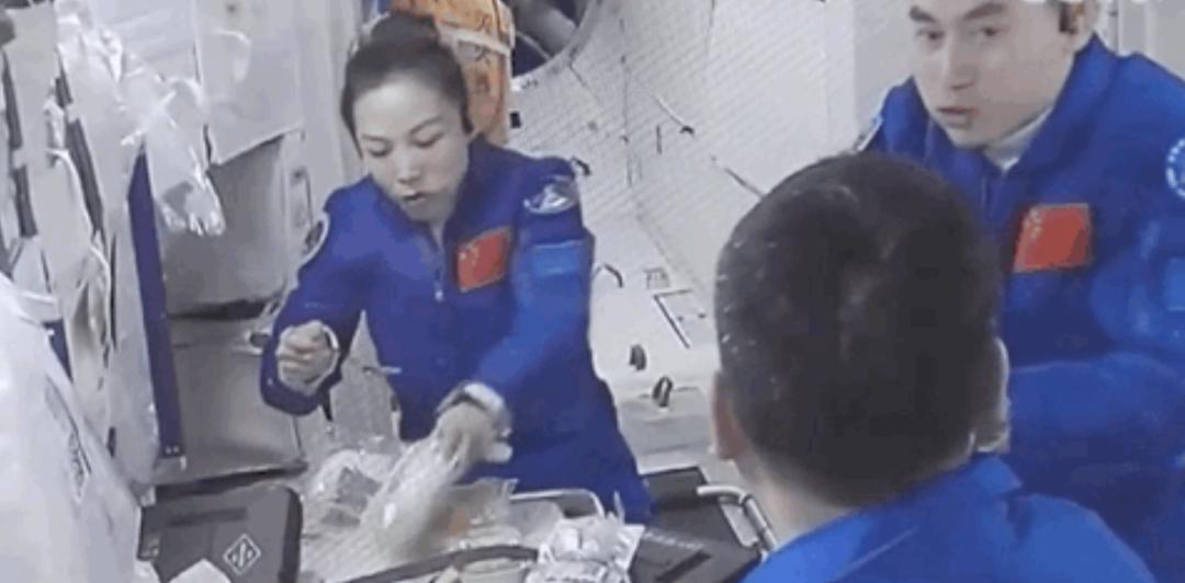 航天员太空产生的便便如何处理,宇航员在太空便便会落到地面吗